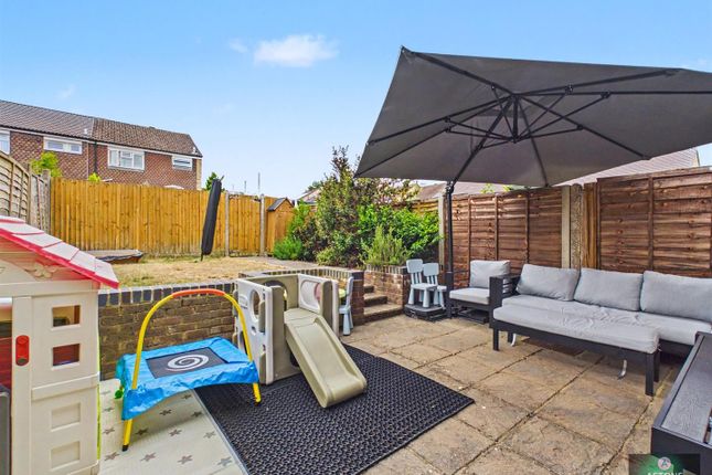 13, Beaumont Close, Crawley photo 4