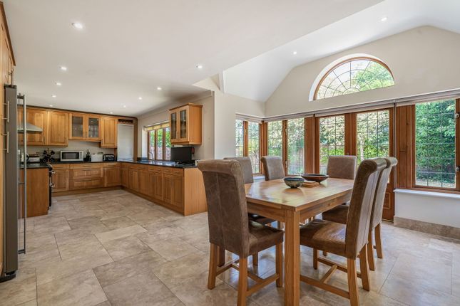 9, Groveside Close, Leatherhead photo 2