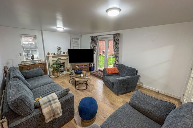 27, Ruskin Field, Leicester photo 2