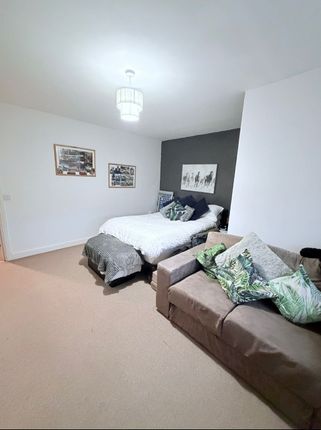 16, Gateshead photo 5