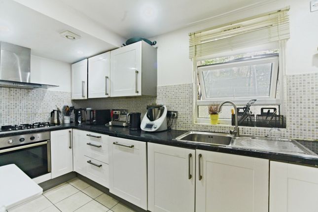16, Caroline Close, Surrey photo 4