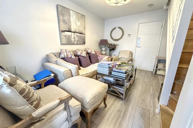 12, Magpie Close, London photo 3