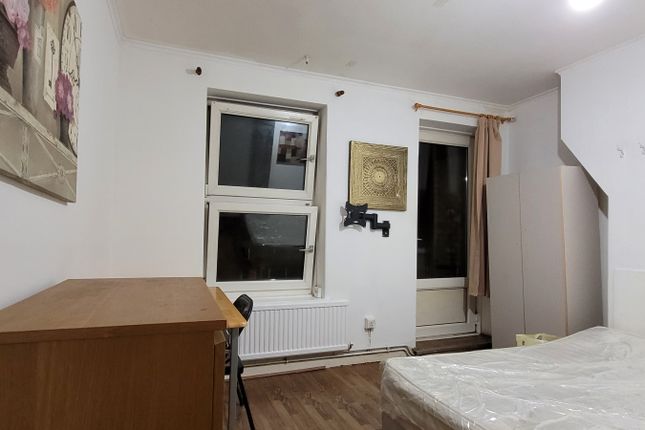 Room to rent in Maitland House, Bishops Way, Bethnal Green, London