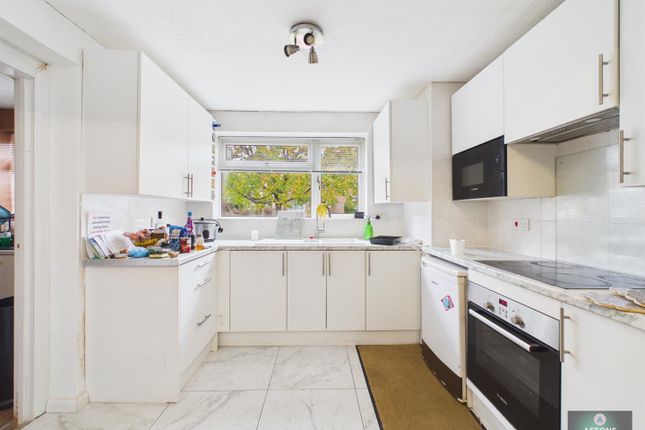 32, Payne Close, Crawley photo 2