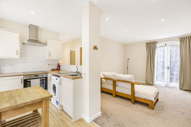 Flat Flat 9, The Courtyard, Lombard Street, Abingdon photo 2
