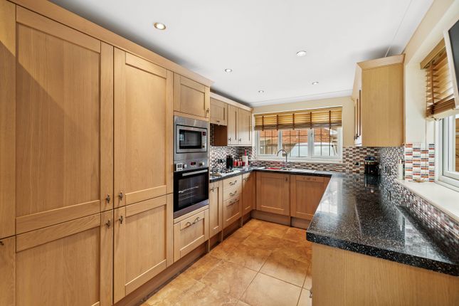 16, Grasslands, Horley photo 3