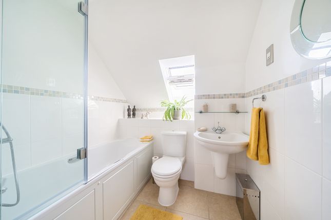 Flat for sale in Argent House, The Avenue, Hatch End, Pinner, Middlesex