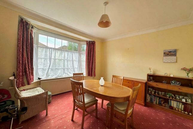 46 Rosslyn Avenue, Romford photo 3