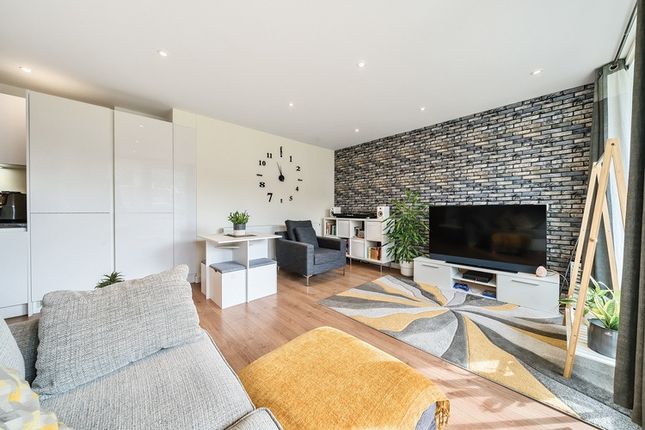 Flat for sale in St James's Crescent, Brixton, London