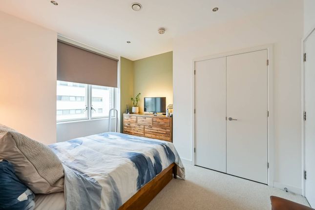 2-bed flat on Boyd Building, E16, Docklands, £410,000