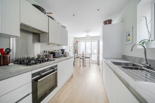 4, Buckthorn Grove, Cranleigh photo 2