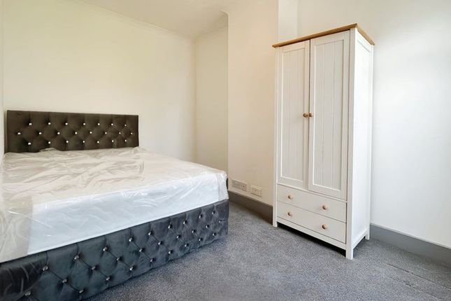 Thumbnail Flat to rent in Castle Avenue, Rochester, Kent