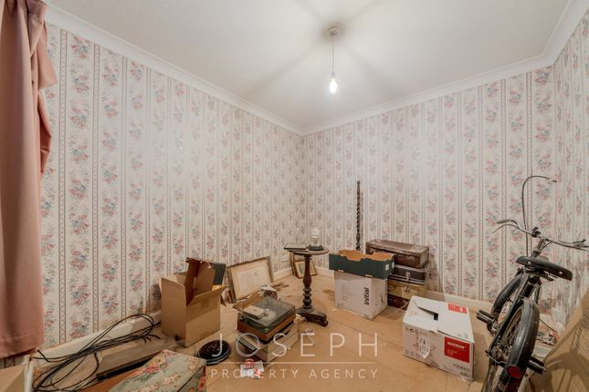56 Rayleigh Road, Ipswich photo 2