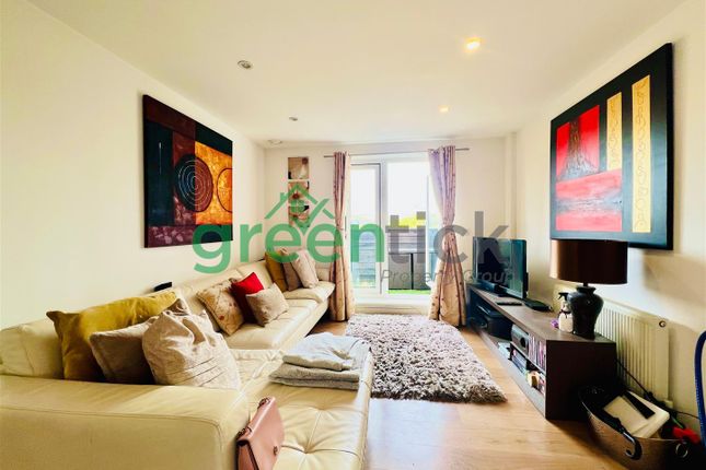 Flat to rent in Poppy Drive, Enfield