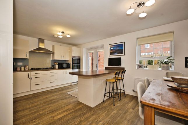 19, Doddrells Close, Somerset photo 3