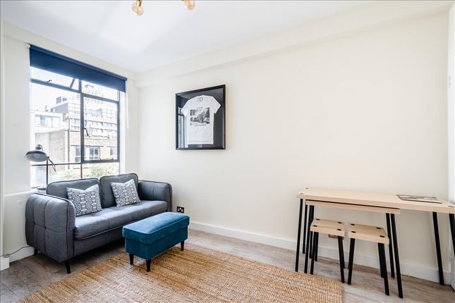 Studio to rent in Florin Court, Charterhouse Square, Clerkenwell