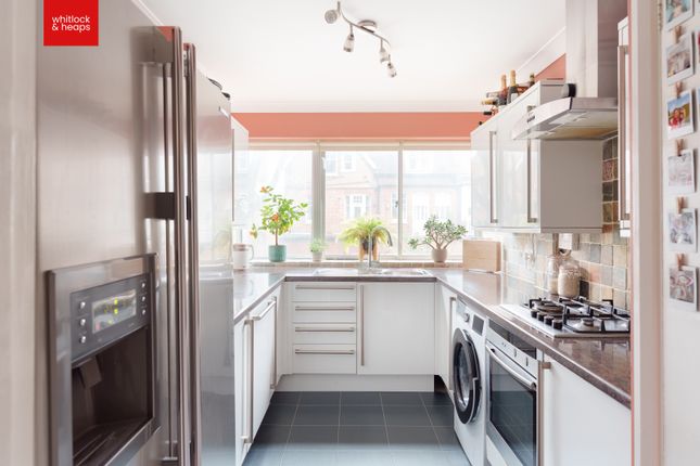 Flat 4 Victoria Court, Grand Avenue, Hove photo 2