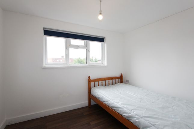 Thumbnail Studio to rent in Woodville Gardens, London