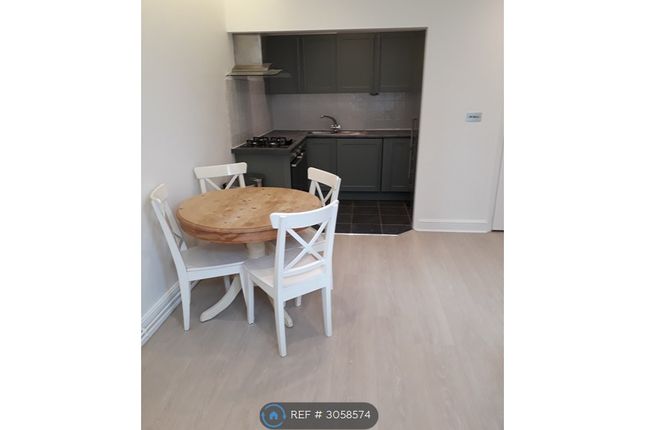 Greyhound Road, Flat, London photo 3