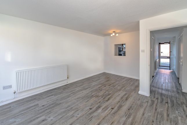 Terraced house to rent in Peregrine Road, Luton