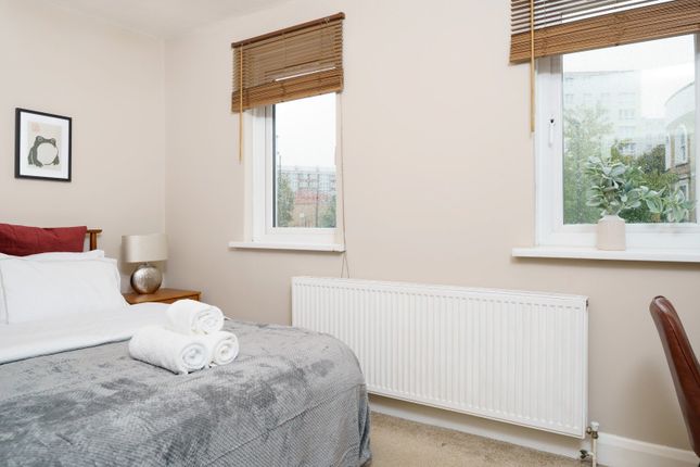 Flat to rent in Well Street, London