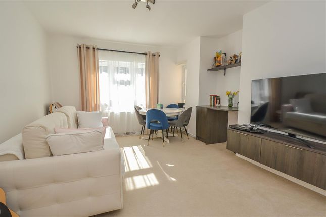 51, Boleyn Gardens, Brentwood photo 2