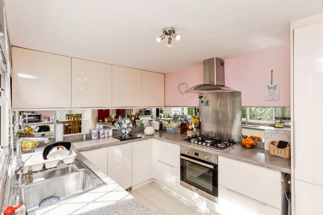 8, Lark Rise, Turners Hill photo 2