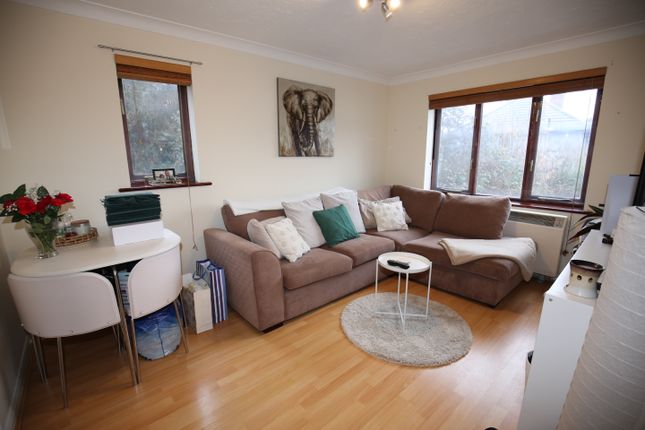 Flat to rent in Lawrence Grove, Woolston, Southampton, Hampshire