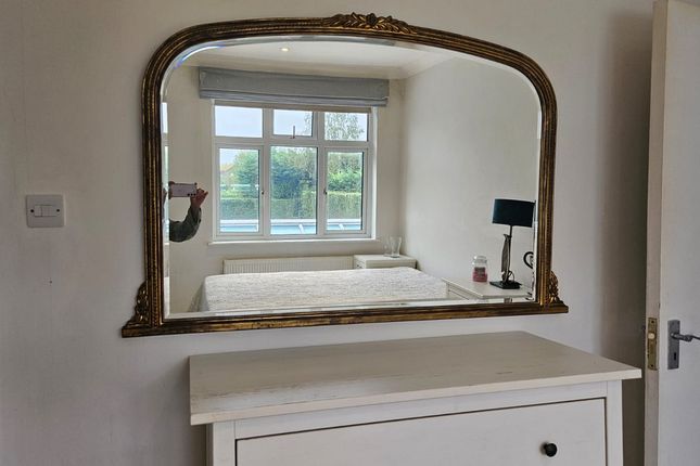 Flat Room 4, 20, Sherwood Road, London photo 5