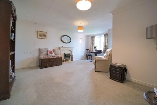 Flat 33, Giffords Court, Lowbourne, Melksham photo 3