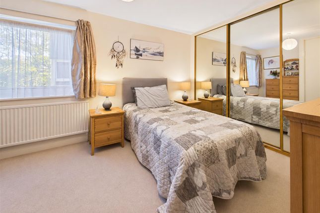 7, Mount Felix, Walton-On-Thames photo 4