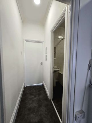 12 Flat A, Empress Avenue, Ilford, Essex photo 5