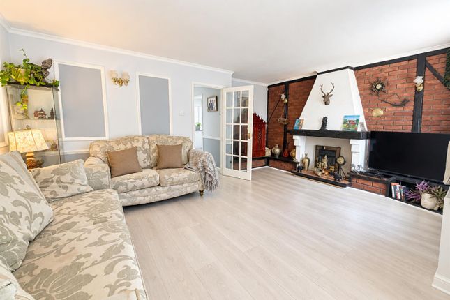 33, Brambles Farm Drive, Uxbridge photo 2