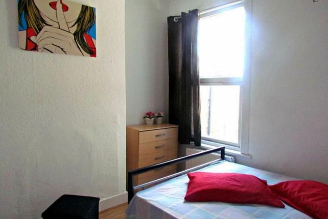 Thumbnail Room to rent in Abbotsford Avenue, London