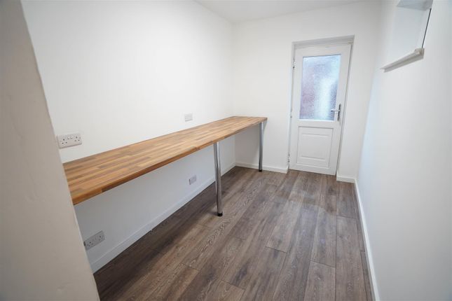 8, Carlton Grove, Bolton photo 5