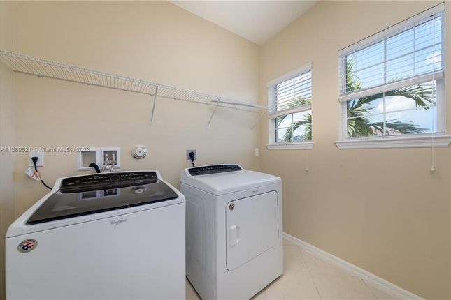 Town house for sale in 925 Banyan Dr, Hollywood, Florida, 33021, United States Of America