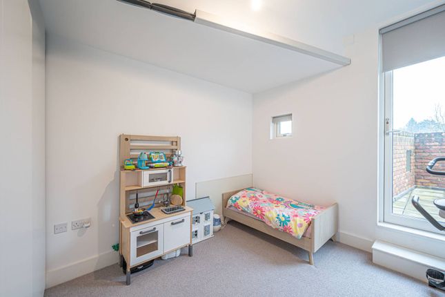 Maisonette for sale in Edgewood Mews, Finchley, London