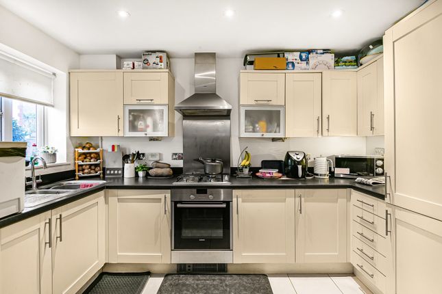 4, Dunnell Close, Surrey photo 4