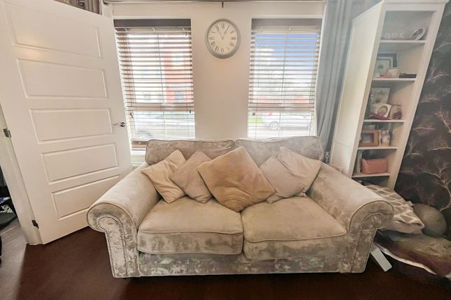 56, Burgundy Drive, Hemel Hempstead photo 3