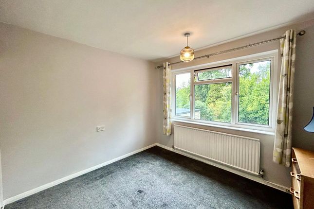 53, Ferndale Road, Fleet photo 4