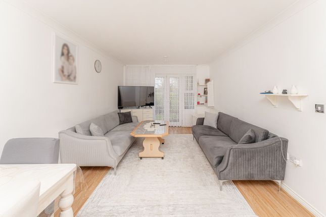 53 Cobham Close, Enfield photo 4