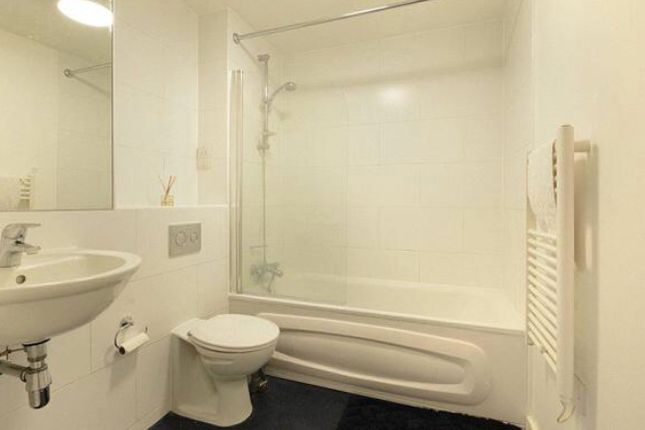 Flat to rent in Walworth Road, London