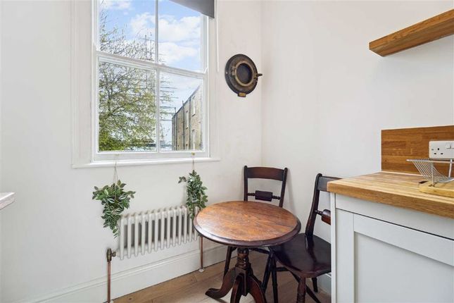 Flat to rent in College Approach, London
