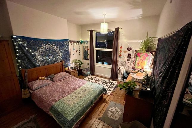 Warm, Characterful Double Bedroom With Wooden Floo...