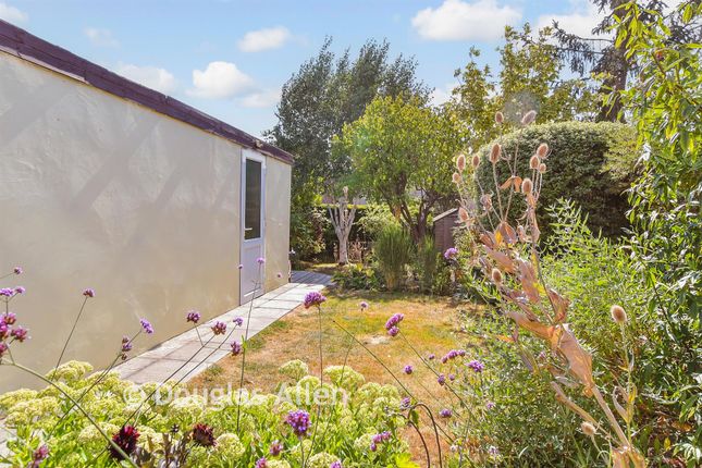 11, Arlington Gardens, Romford photo 4