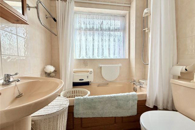 6, Chequers Close, Lymington photo 2