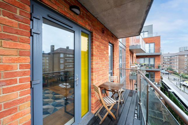 Flat for sale in Waleorde Road, Elephant And Castle, London