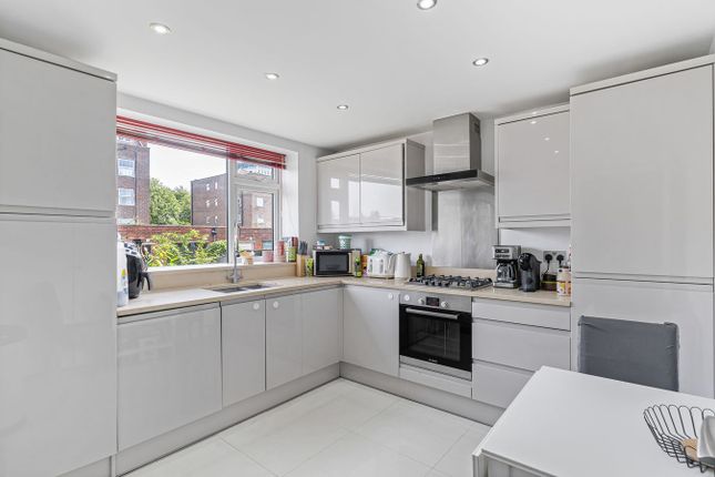 Flat 171, Linden Court, Brunswick Road, LONDON photo 3