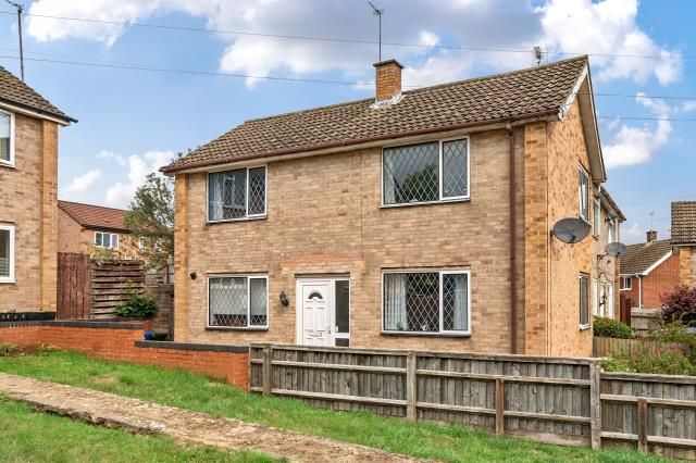 3-bed semi-detached on 103, Dover Avenue, Banbury, £250,000