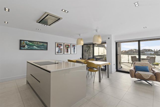 2, Port Moresby Place, Eastbourne photo 2